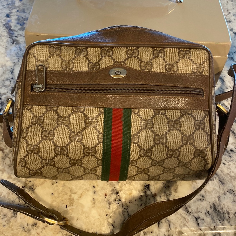 Authentic Gucci bag it’s USED. Overall a great purse.